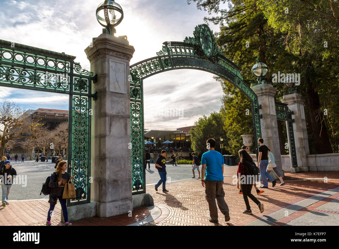 Presso la University of California di Berkeley entrata principale nel campus. Gli studenti mostrato camminare sotto la pietra miliare ornati, Sather Gate, un simbolo iconico. Foto Stock