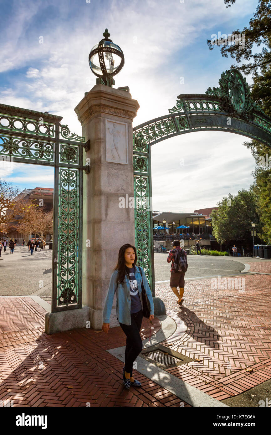BERKELEY, CA-DEC 8, 2014: presso la University of California di Berkeley presso l'entrata principale al campus. Gli studenti sono mostrati a piedi Sather Gate. Foto Stock