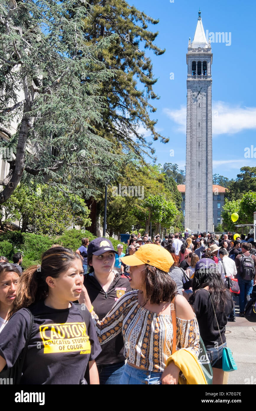 BERKELEY, ca- Apr 16, 2016: Studente presso la University of California di Berkeley indossando una maglietta con la dicitura ATTENZIONE: educato studente di colore. Foto Stock