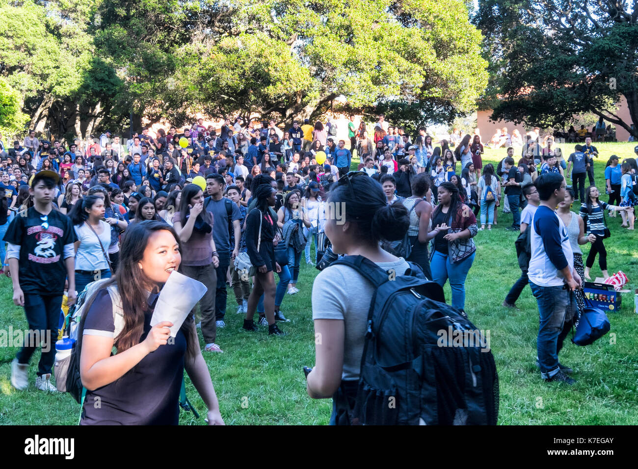 BERKELEY, ca- Apr 17, 2016: gli studenti di colore a UC Berkeley si riuniscono per una fotografia di gruppo su Cal giorno, il campus annuale-wide open house. La diversità è Foto Stock