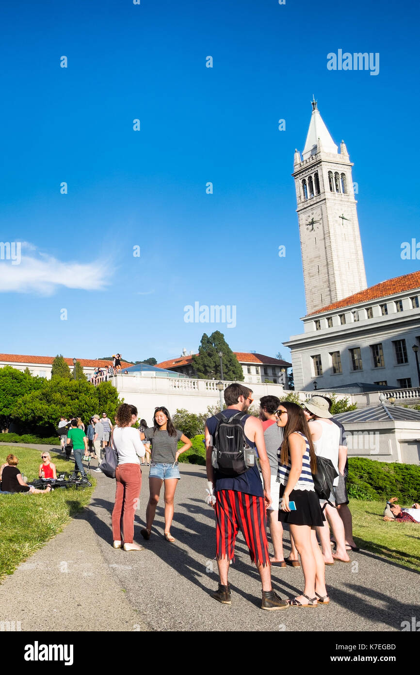 Apr 17, 2016: gli studenti presso l'Università della California Berkeley campus godendo di una calda giornata di primavera all'esterno. Famosa Torre del Campanile in background. Foto Stock