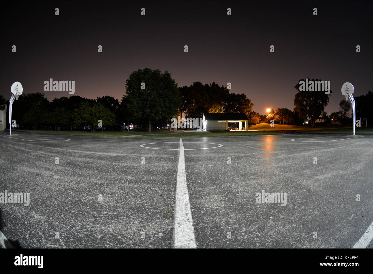 Vista dall'alto su un campo da pallacanestro all'aperto Foto Stock