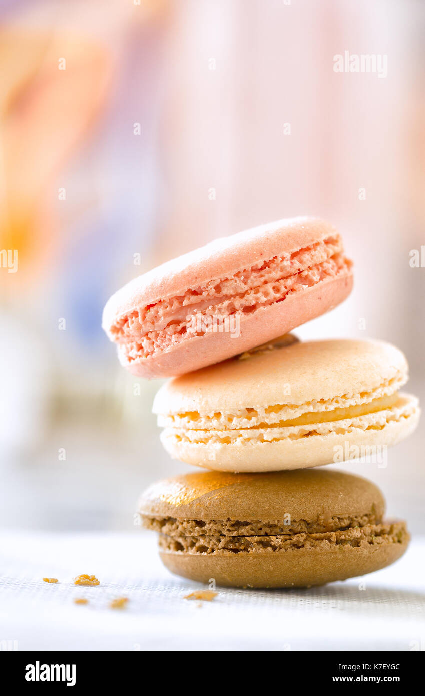 Amaretto cookies impilati colori pastello di messa a fuoco selettiva Foto Stock