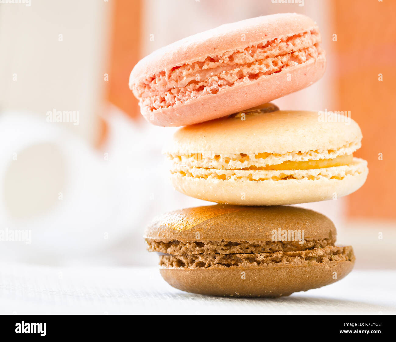 Amaretto cookies impilati colori pastello di messa a fuoco selettiva Foto Stock