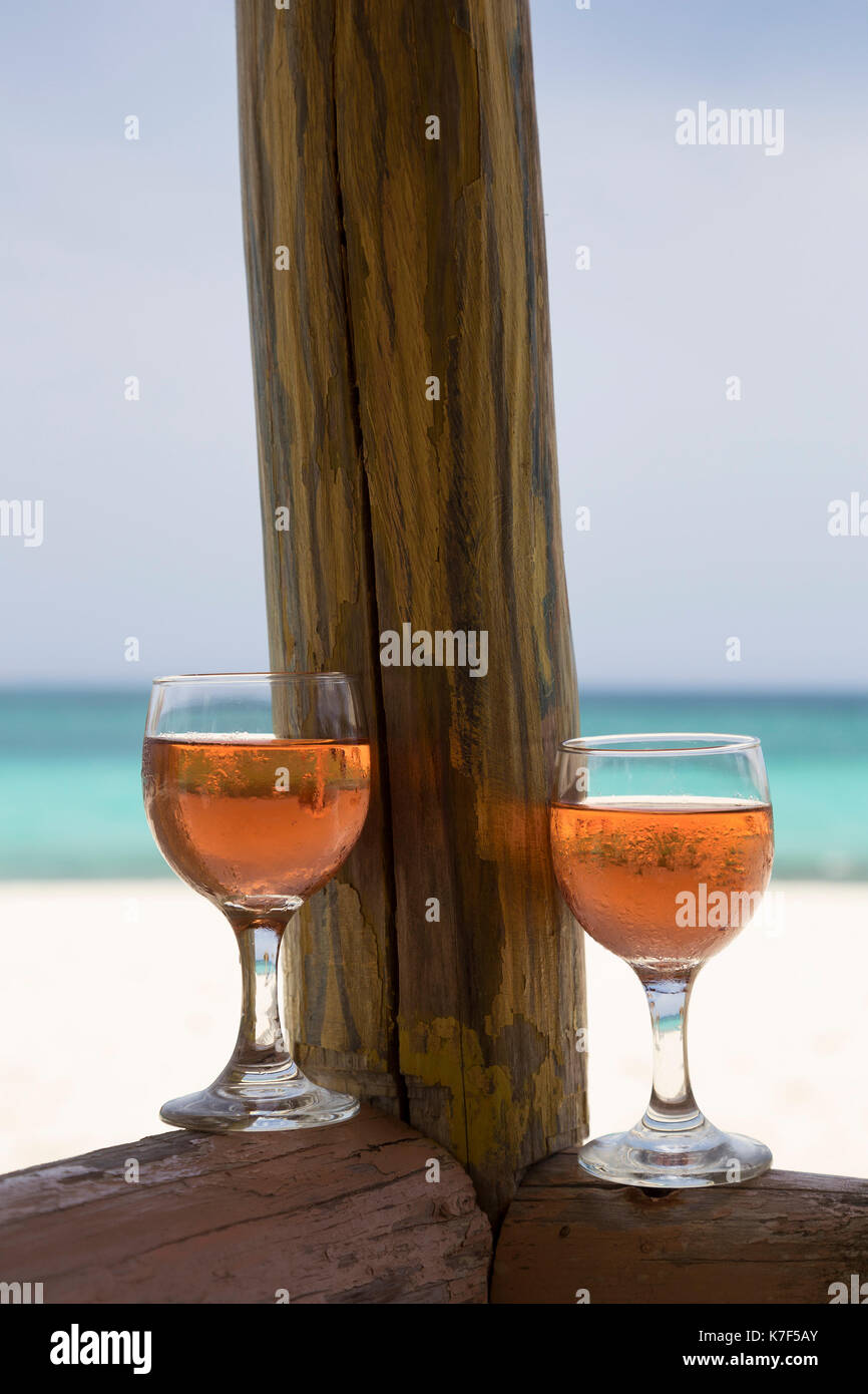 Due bicchieri di vino rosato su una spiaggia tropicale a Cuba Foto Stock