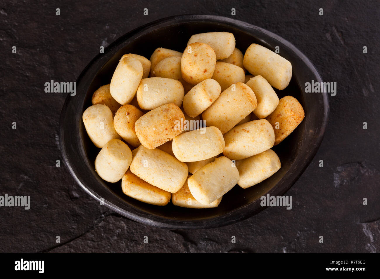 Snack tradizionali provenienti dalla Colombia chiamato achira su sfondo nero Foto Stock