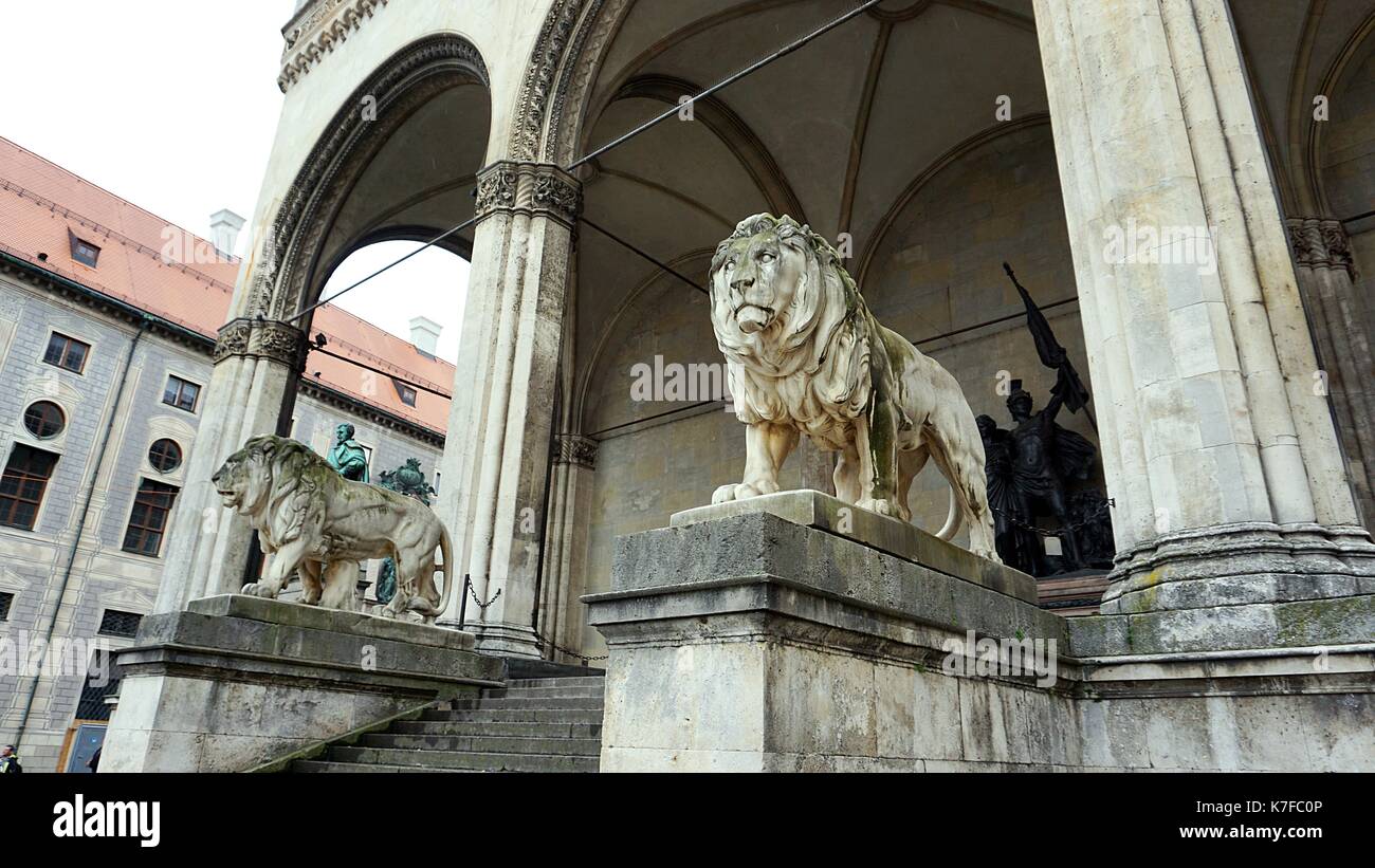 Lion statue davanti feldherrnhalle o campo esegue il marshalling' hall a odeonsplatz a Monaco di Baviera, Germania Foto Stock