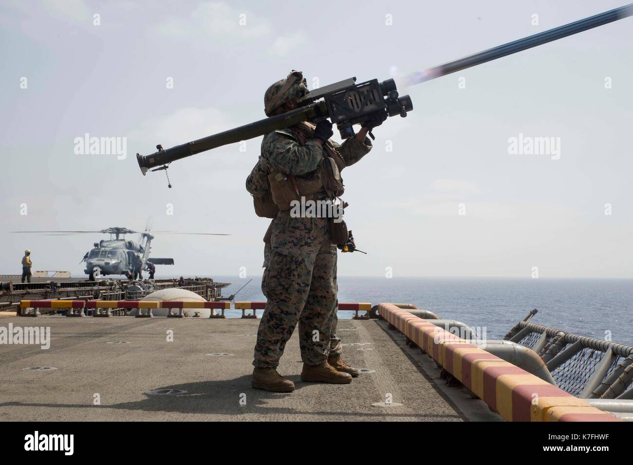 Marines assegnato ad altitudine bassa la difesa aerea, Marine medie Tiltrotor Squadron (VMM) 365 (rinforzato) fire un stinger Foto Stock