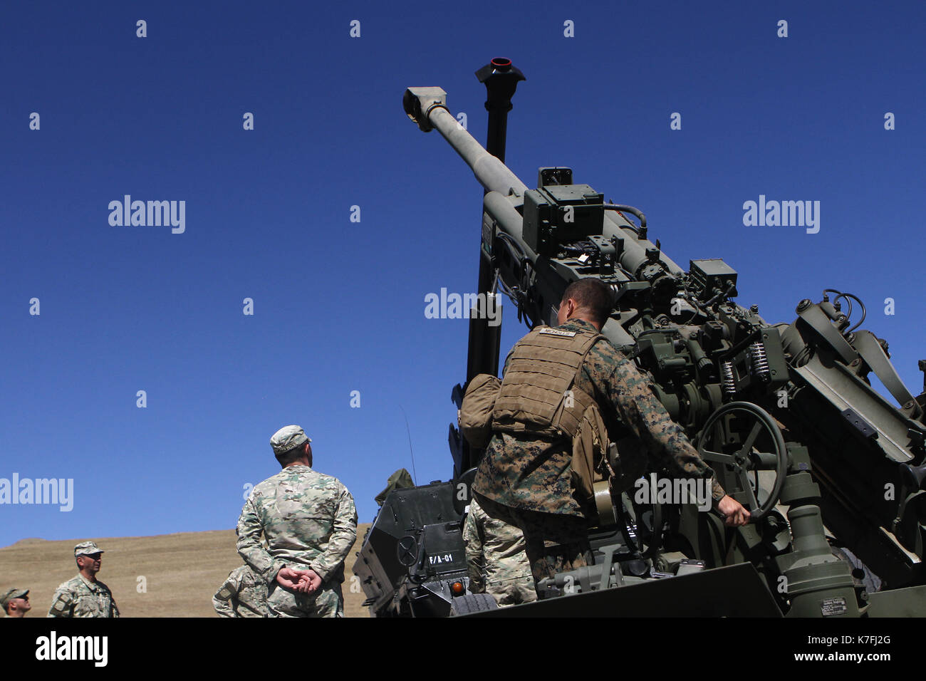 Stati Uniti Marines e soldati georgiani preparare un M777 Obice Foto Stock