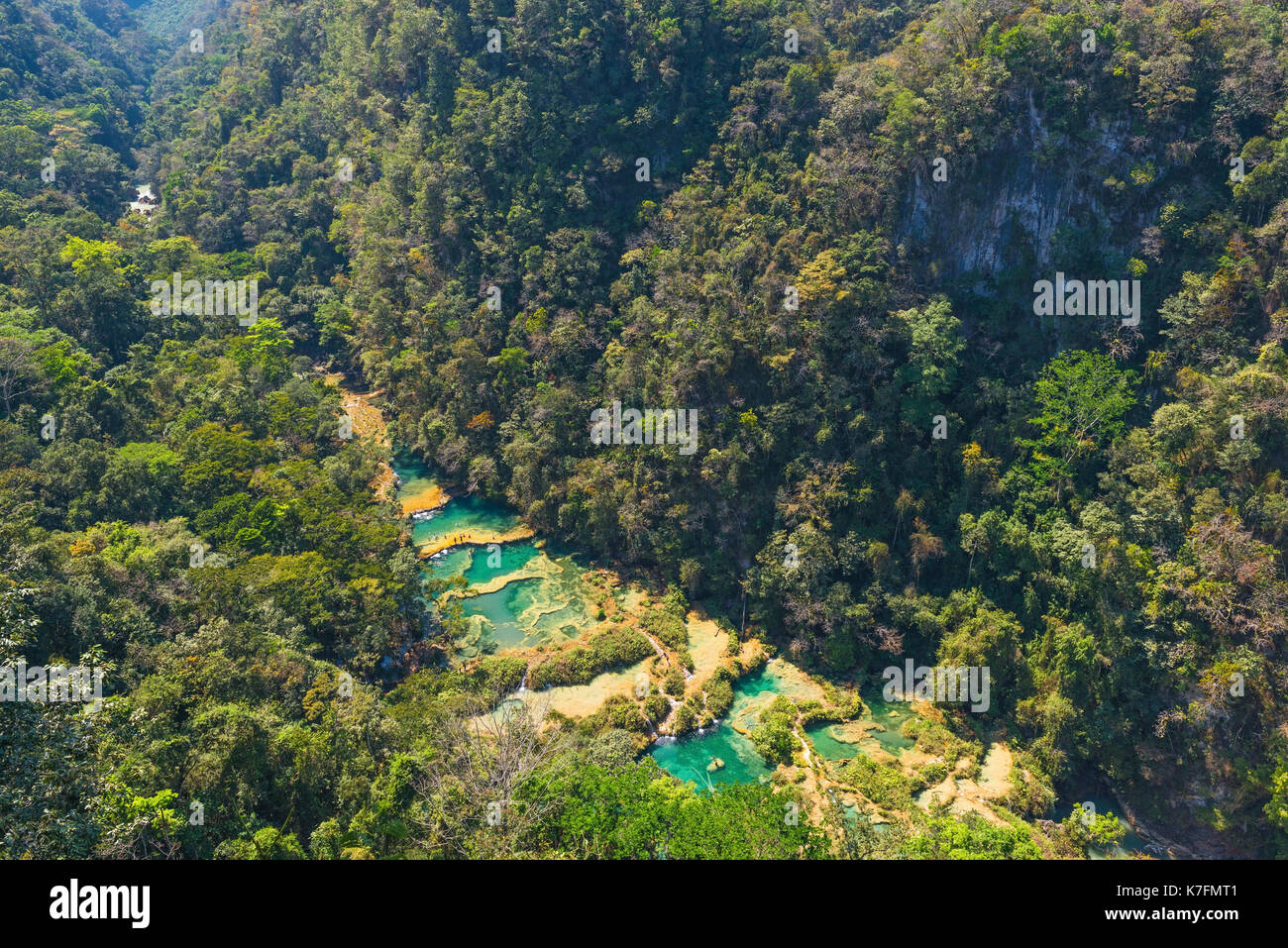 Paesaggio aereo delle cascate e cascate Semuc Champey, foresta pluviale tropicale Peten, Guatemala. Foto Stock