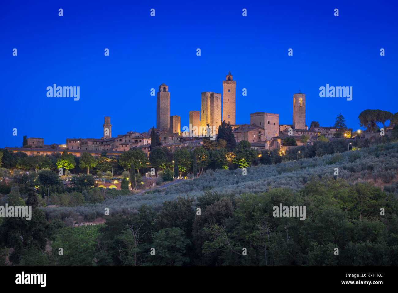 Foto della vista panoramica di san gimignano city al tramonto Foto Stock
