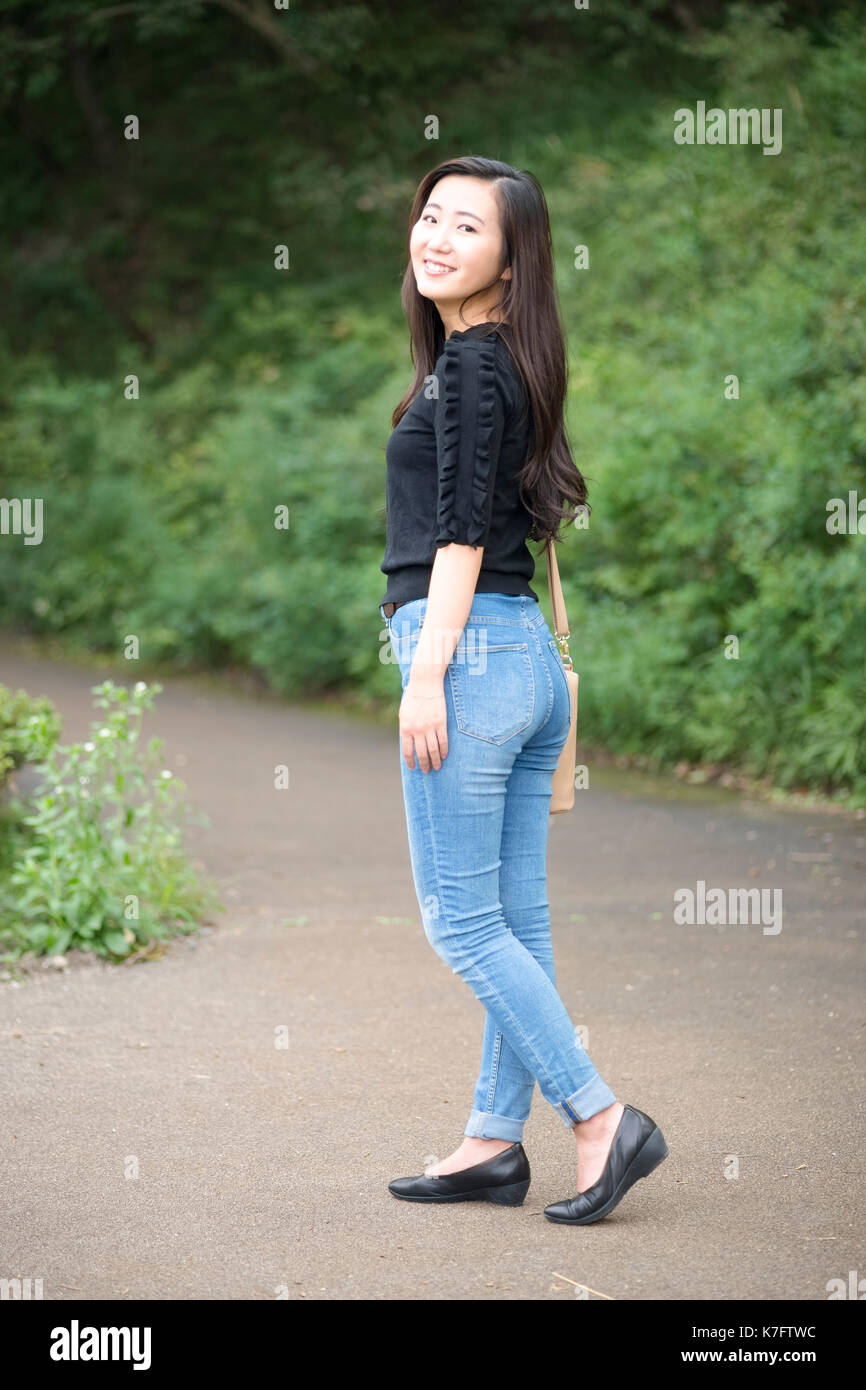 Giovane donna in una destinazione turistica giapponese (casa di Totoro) a Nagoya Giappone Foto Stock