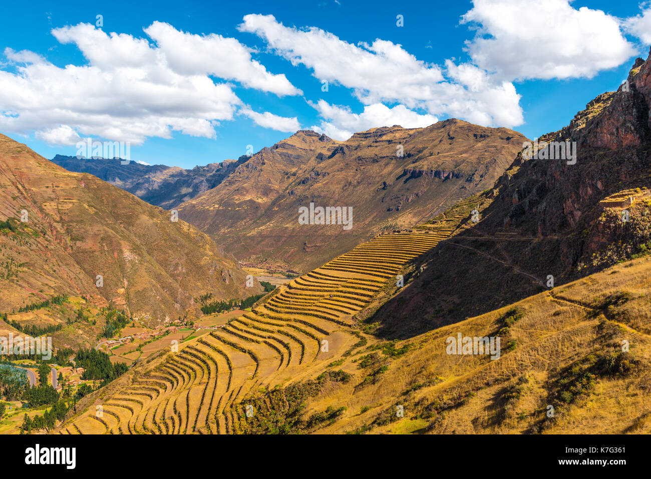 Le rovine inca di Pisac con il suo famoso agricoltura terrazze nella Valle Sacra degli Inca e Cordigliera delle Ande vicino alla città di Cusco, Perù. Foto Stock