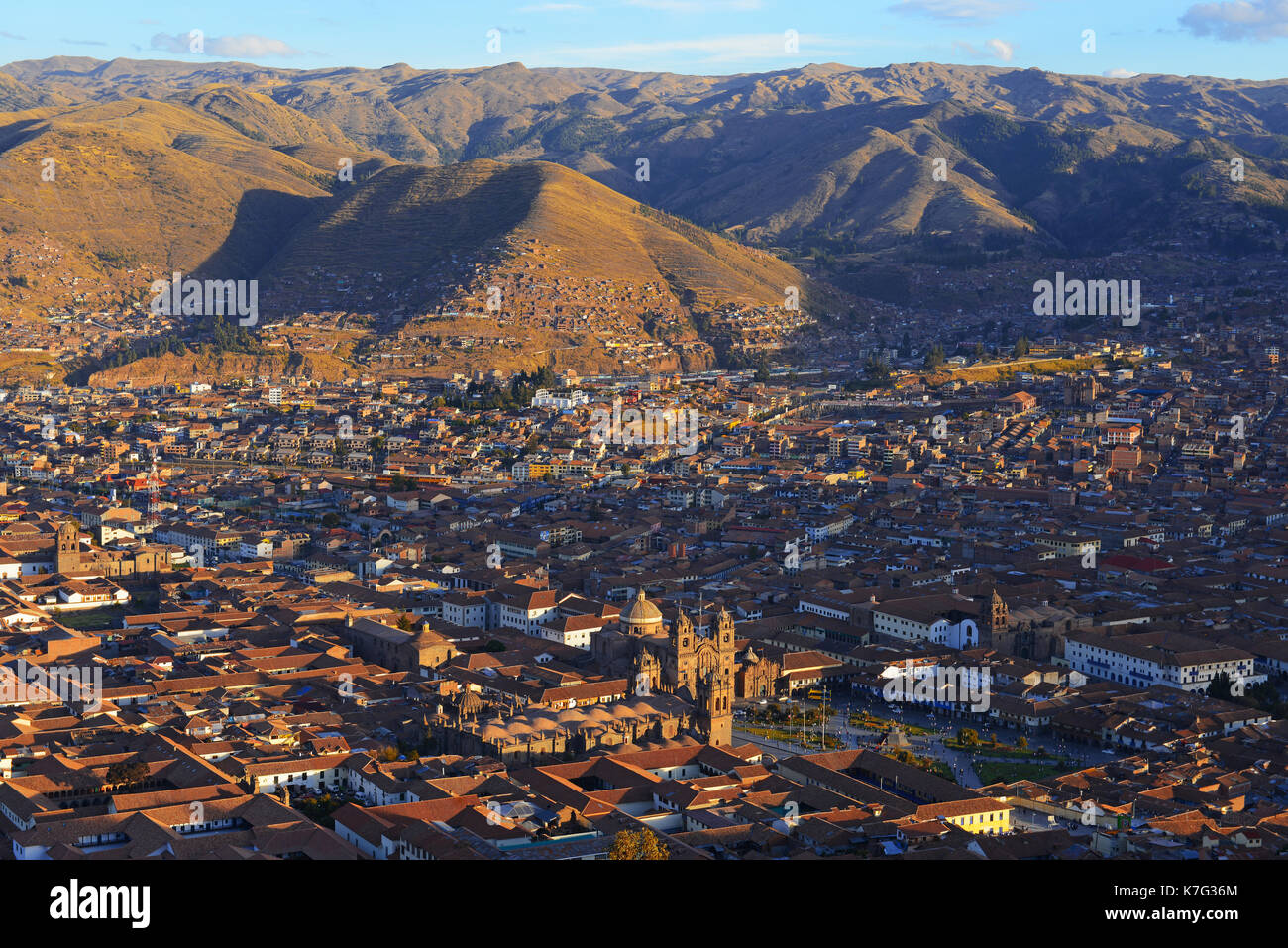 Paesaggio urbano della città di Cusco con la sua piazza principale (Plaza de Armas), la cattedrale e la cordigliera delle Ande al tramonto in Perù, Sud America. Foto Stock