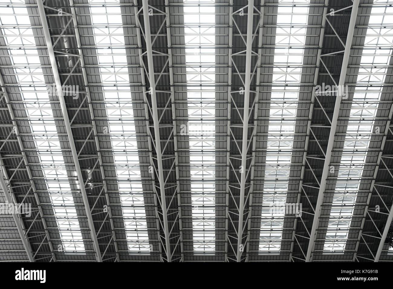 Finestra lucernario nella hall o tetto di vetro sullo sfondo Foto Stock