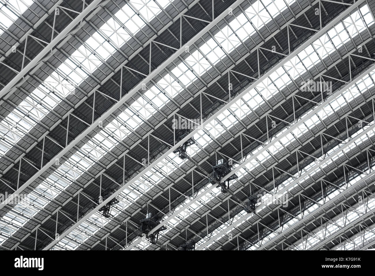 Finestra lucernario nella hall o tetto di vetro sullo sfondo Foto Stock