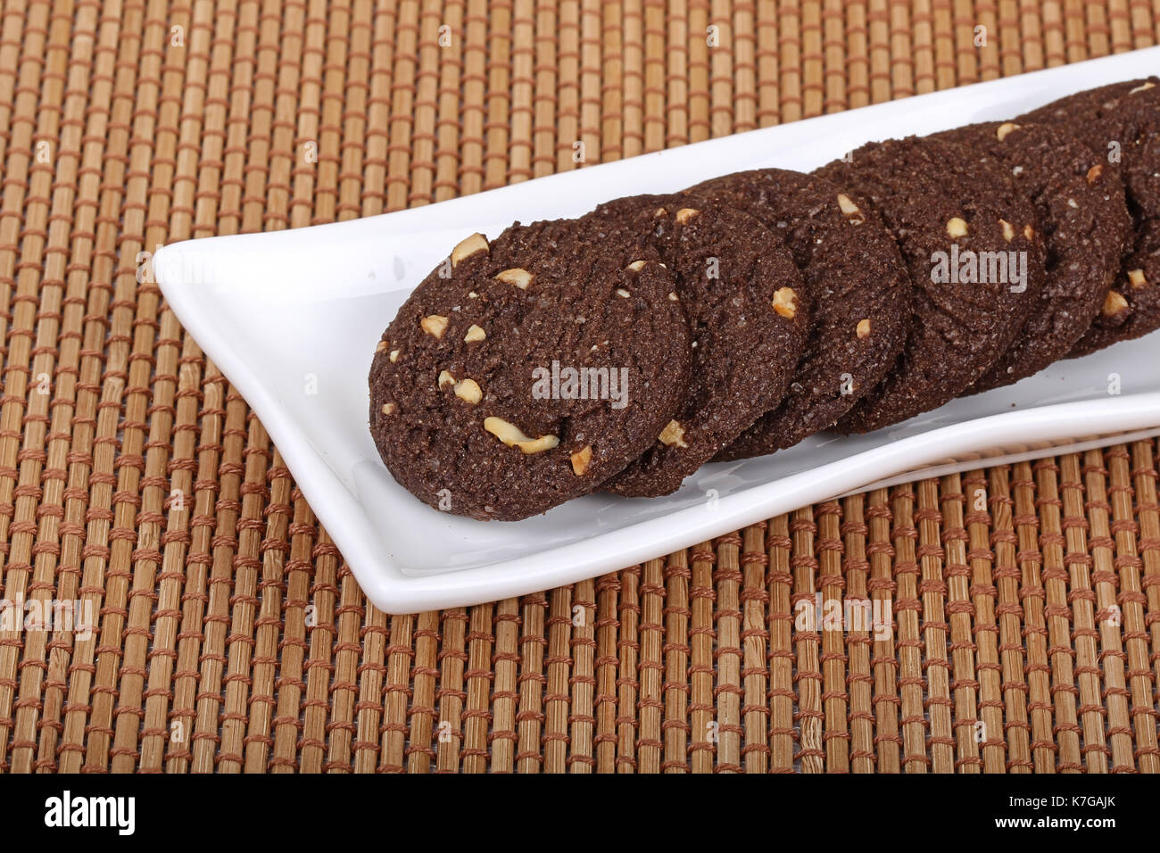 Biscotti al cioccolato, cookie I cookie su bianco, biscotti fatti a mano, cioccolato artigianale di cookie, dado di cioccolato i cookies, choco dado i cookie Foto Stock