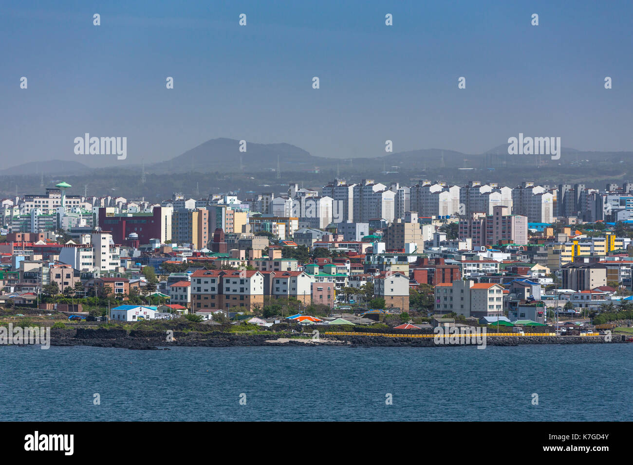 Una città vista dal porto di Jeju, Jeju Island, Corea del Sud, Asia. Foto Stock