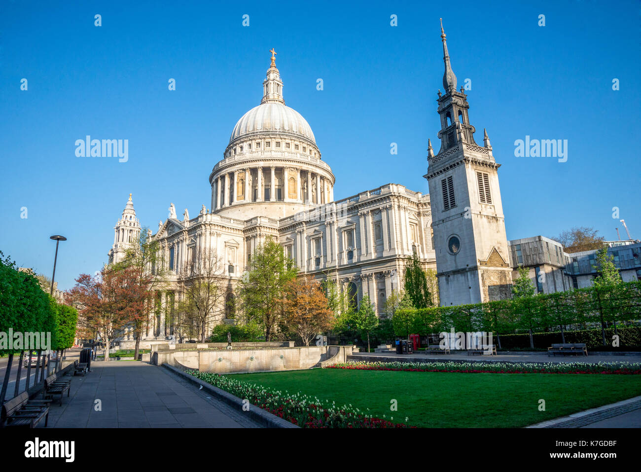 Una vista della cattedrale di St Paul dal festival di giardini nel centro di Londra, Gran Bretagna Foto Stock