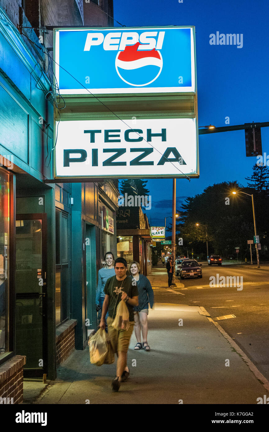 La gente visitatore occasionale sul marciapiede in Highland Street a Worcester, MA Foto Stock