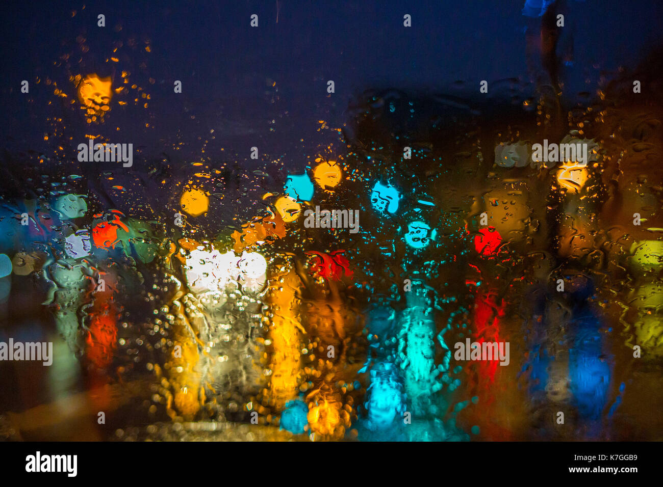 Una notte piovosa e il traffico e le luci di strada - Worcester, Massachusetts Foto Stock