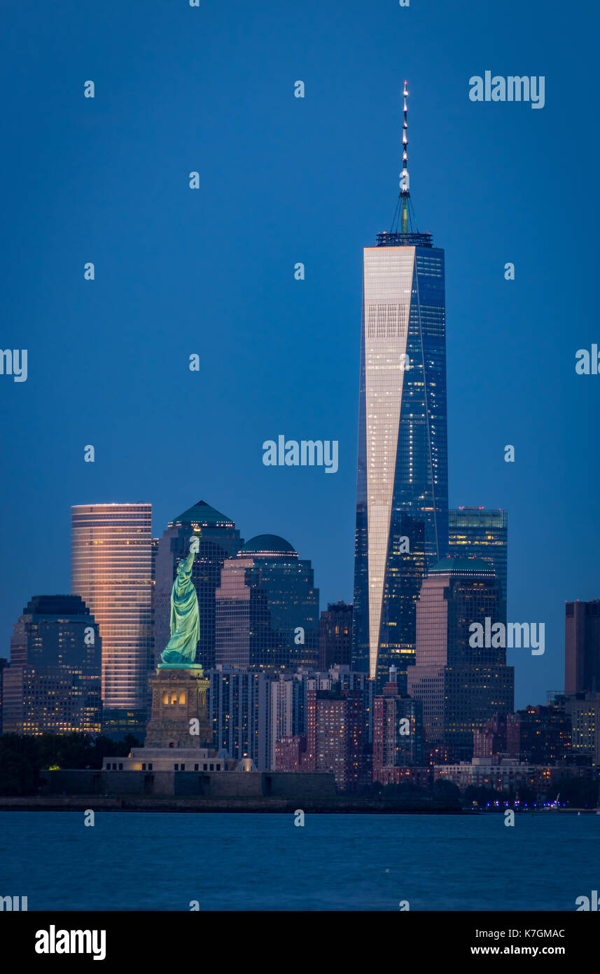 La statua della libertà e il Freedom tower Foto Stock