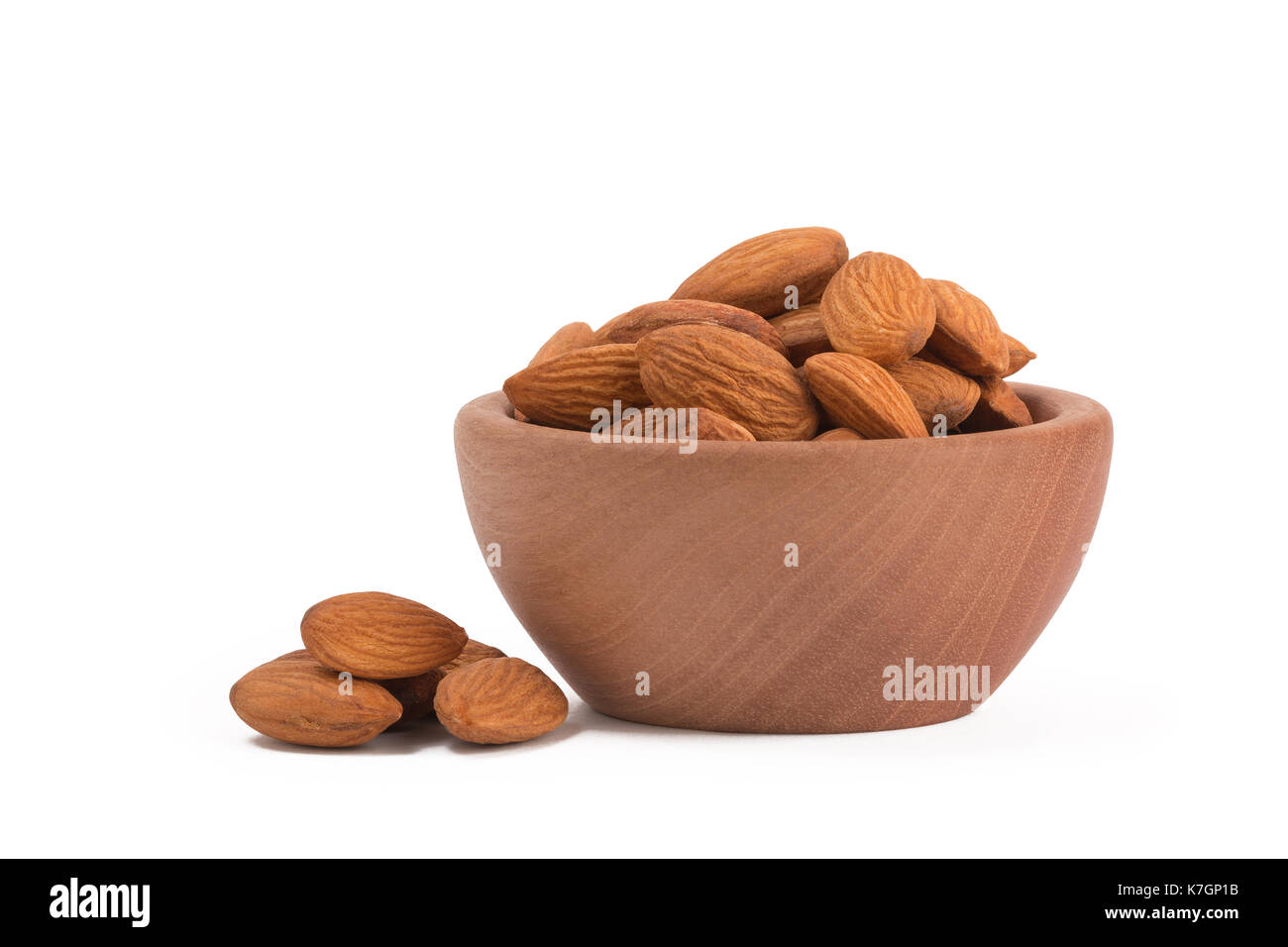 Bio organic mandorle in ciotola di legno isolato su sfondo bianco. Foto Stock