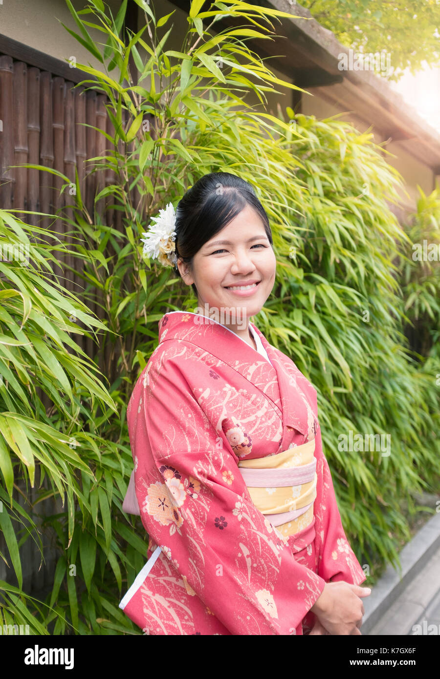 Donna asiatica di indossare il kimono rosso in kyoto Foto Stock