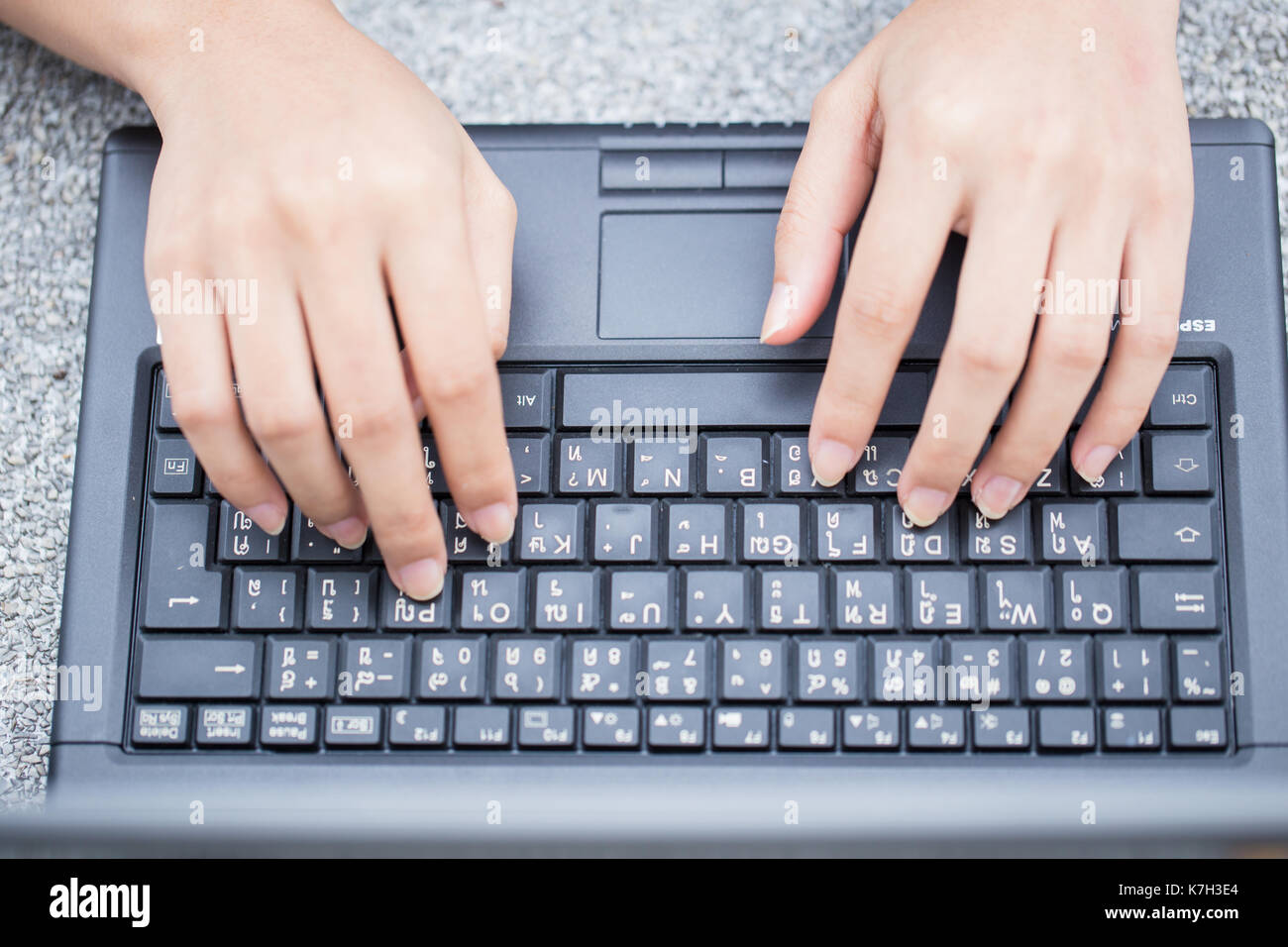 Dito alla tastiera portatile. vita lavorativa, closeup donna d'affari digitazione sul computer. Foto Stock