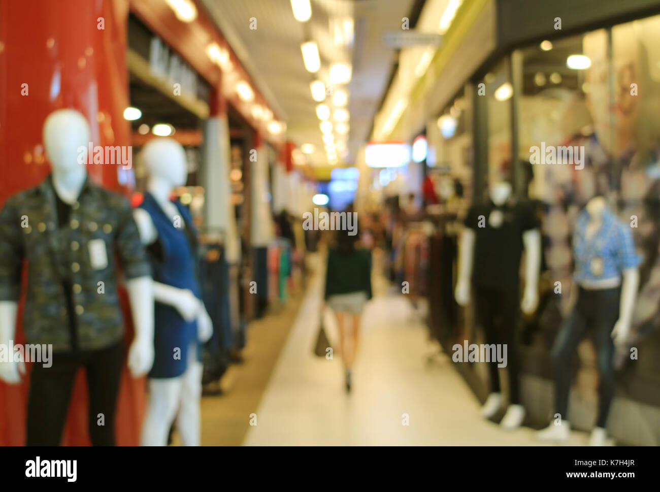 Fuori fuoco colpo di una donna che cammina nel fashion shopping mall, sfondo Foto Stock