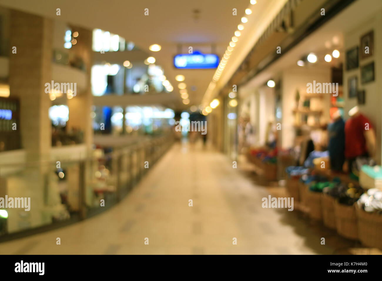 Abstract sfocato di passaggio pedonale nel centro commerciale per lo shopping con luci bokeh, sfondo Foto Stock