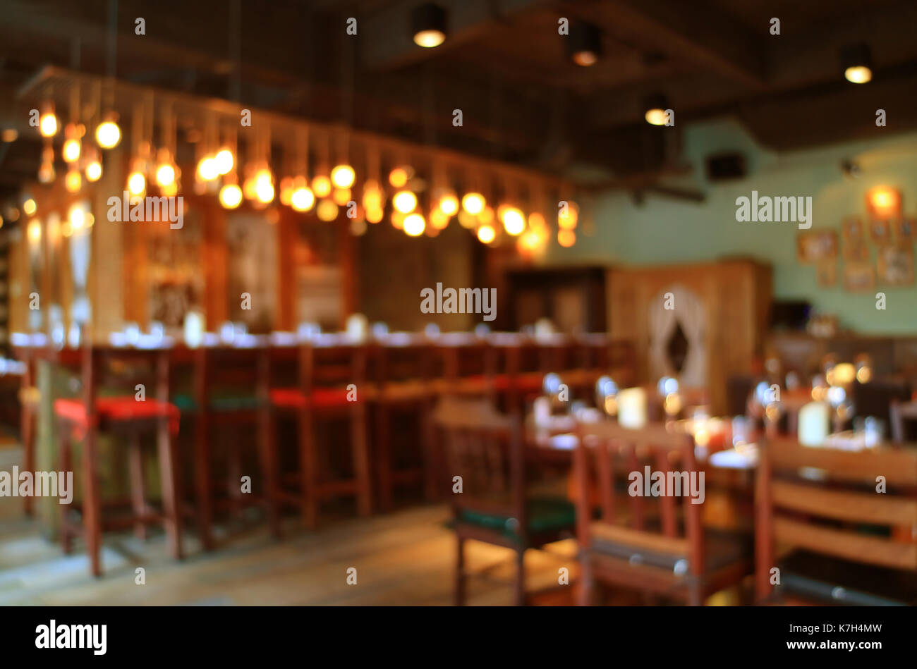 Sfocato interni in legno del ristorante in colori caldi con bokeh di luce sullo sfondo, Foto Stock