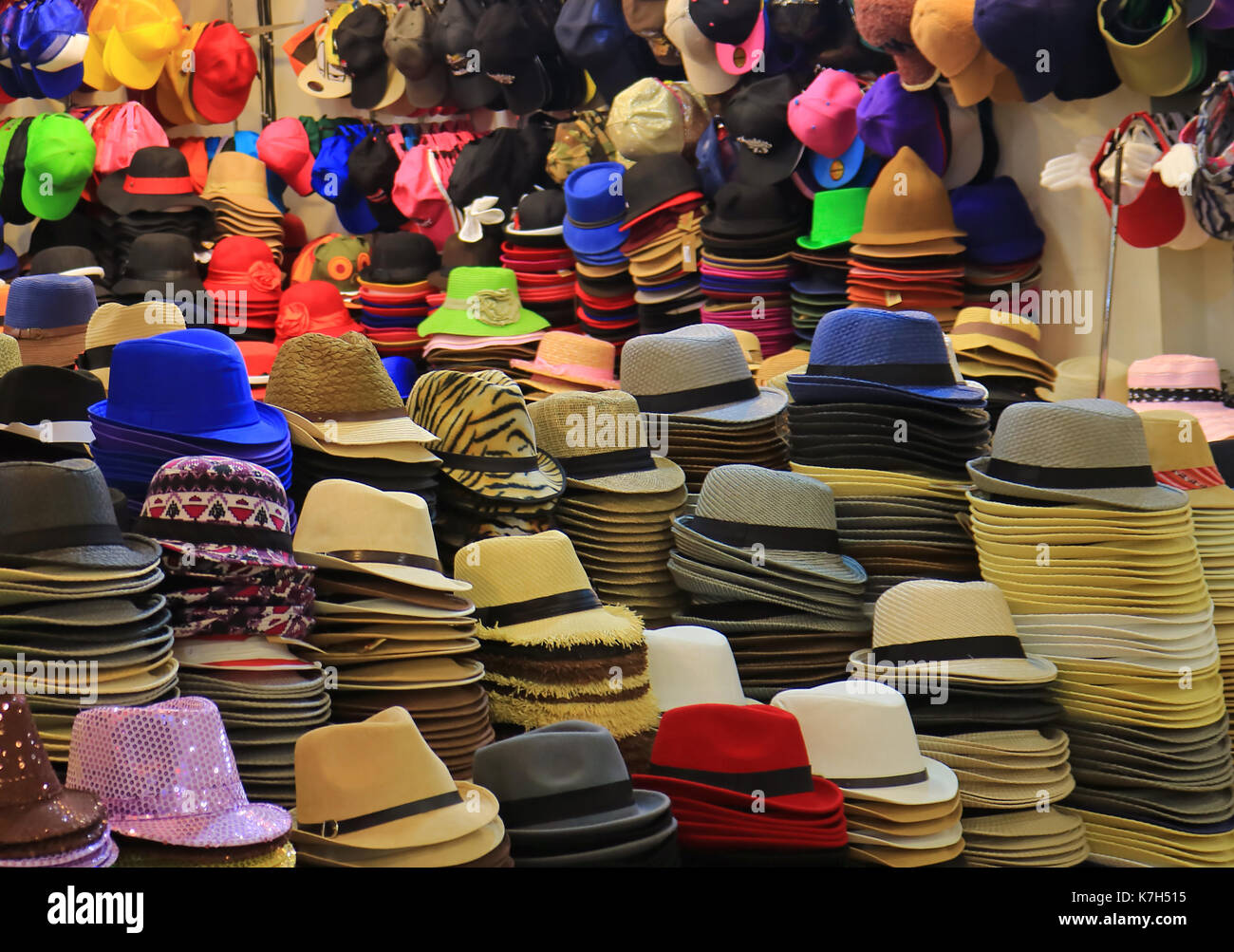 Innumerevoli cappelli colorati e molti di cappello pile nel negozio di  cappelli Foto stock - Alamy