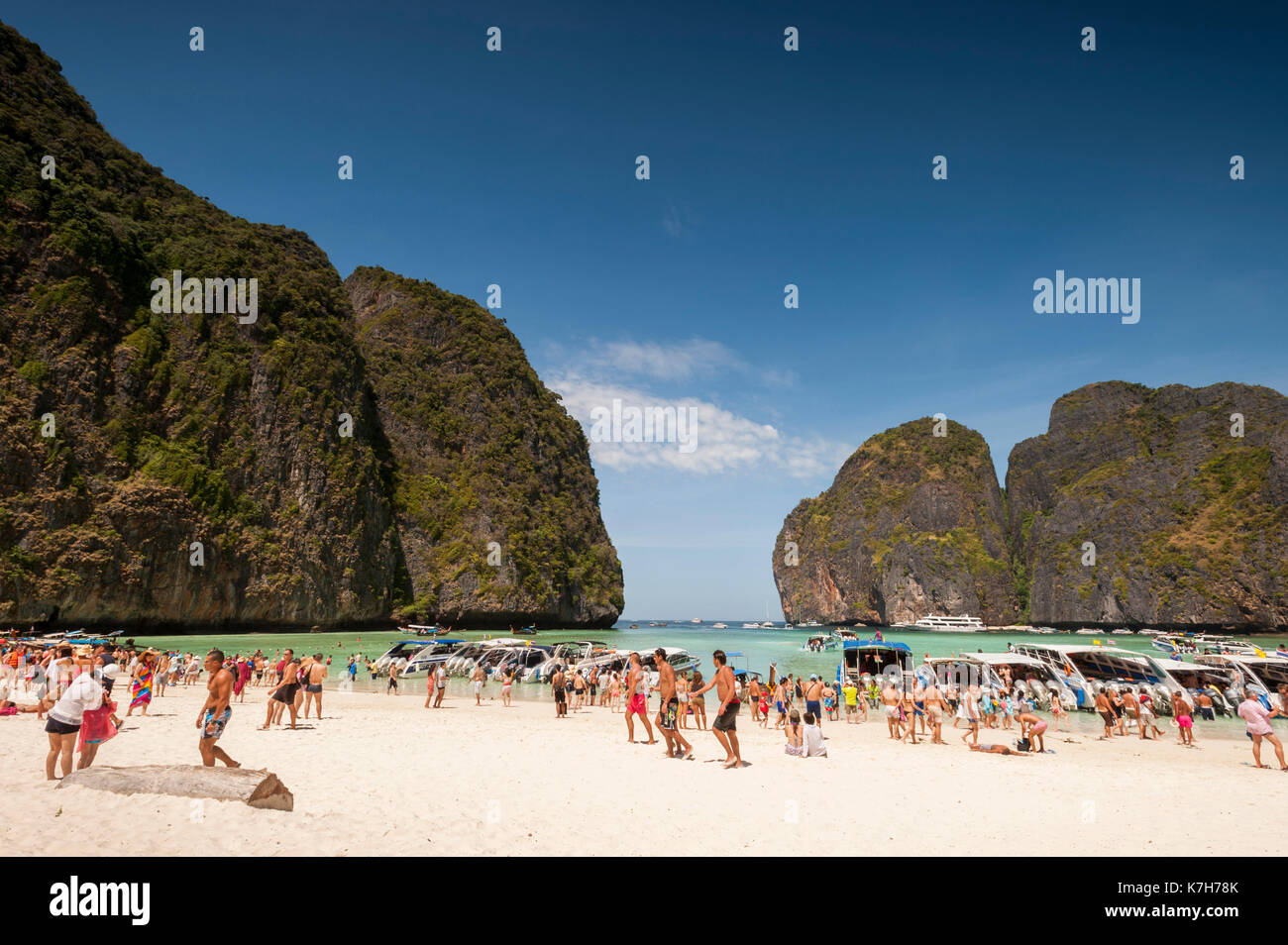 I turisti a maya bay, Ko Phi Phi lee isola, Thailandia. Foto Stock