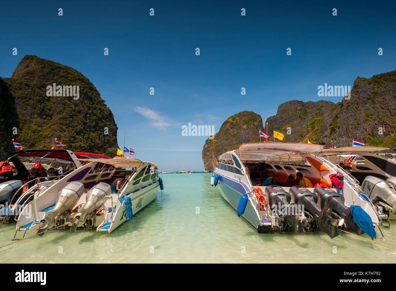 Le imbarcazioni turistiche schierate al maya bay, Ko Phi Phi lee isola, Thailandia. Foto Stock