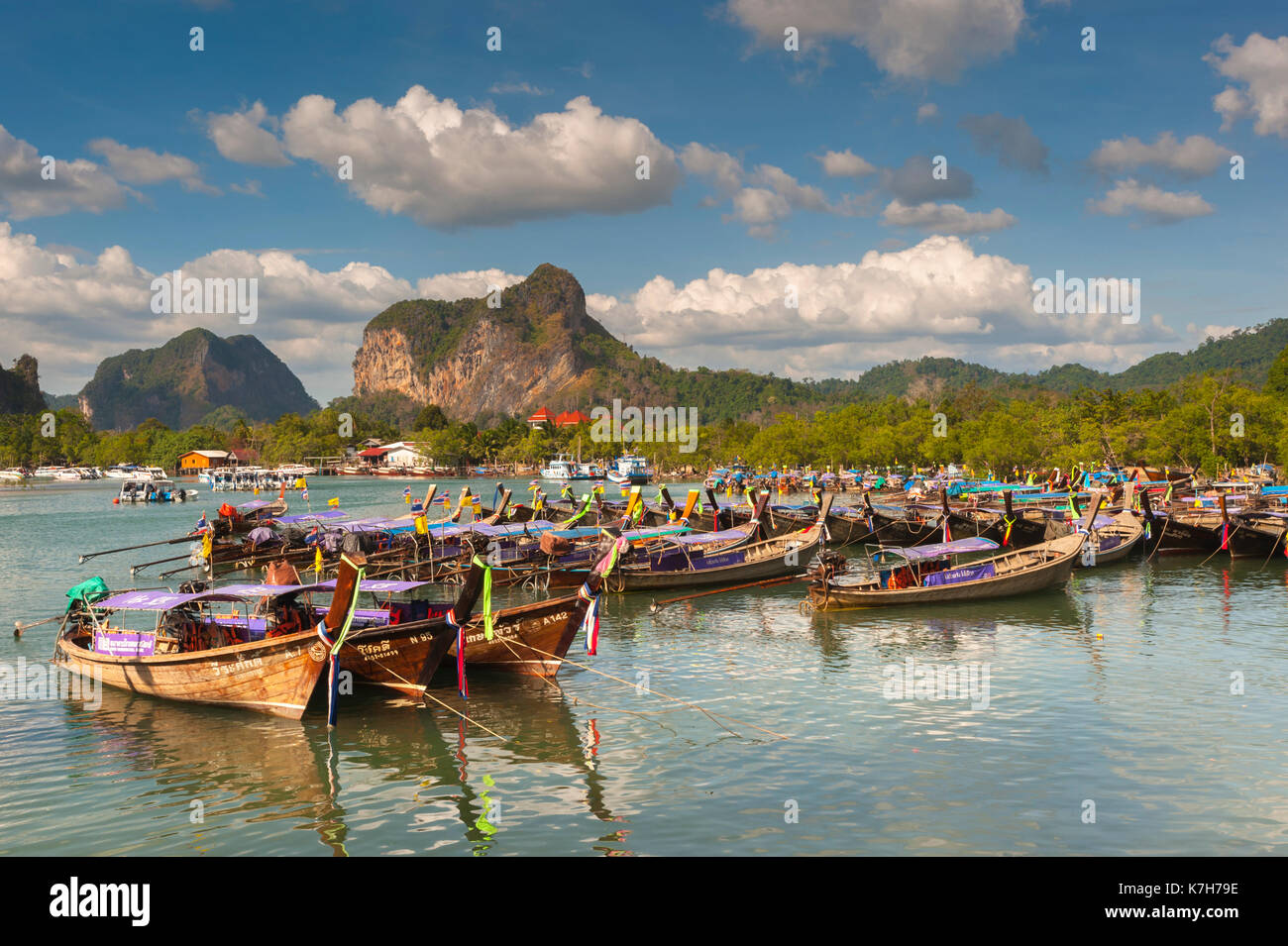 Coda lunga barche da Ao nang pier, Krabi, Thailandia Foto Stock