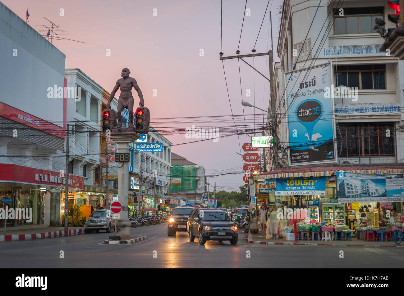 Statua di un uomo con semaforo a Krabi town center, Thailandia. Foto Stock
