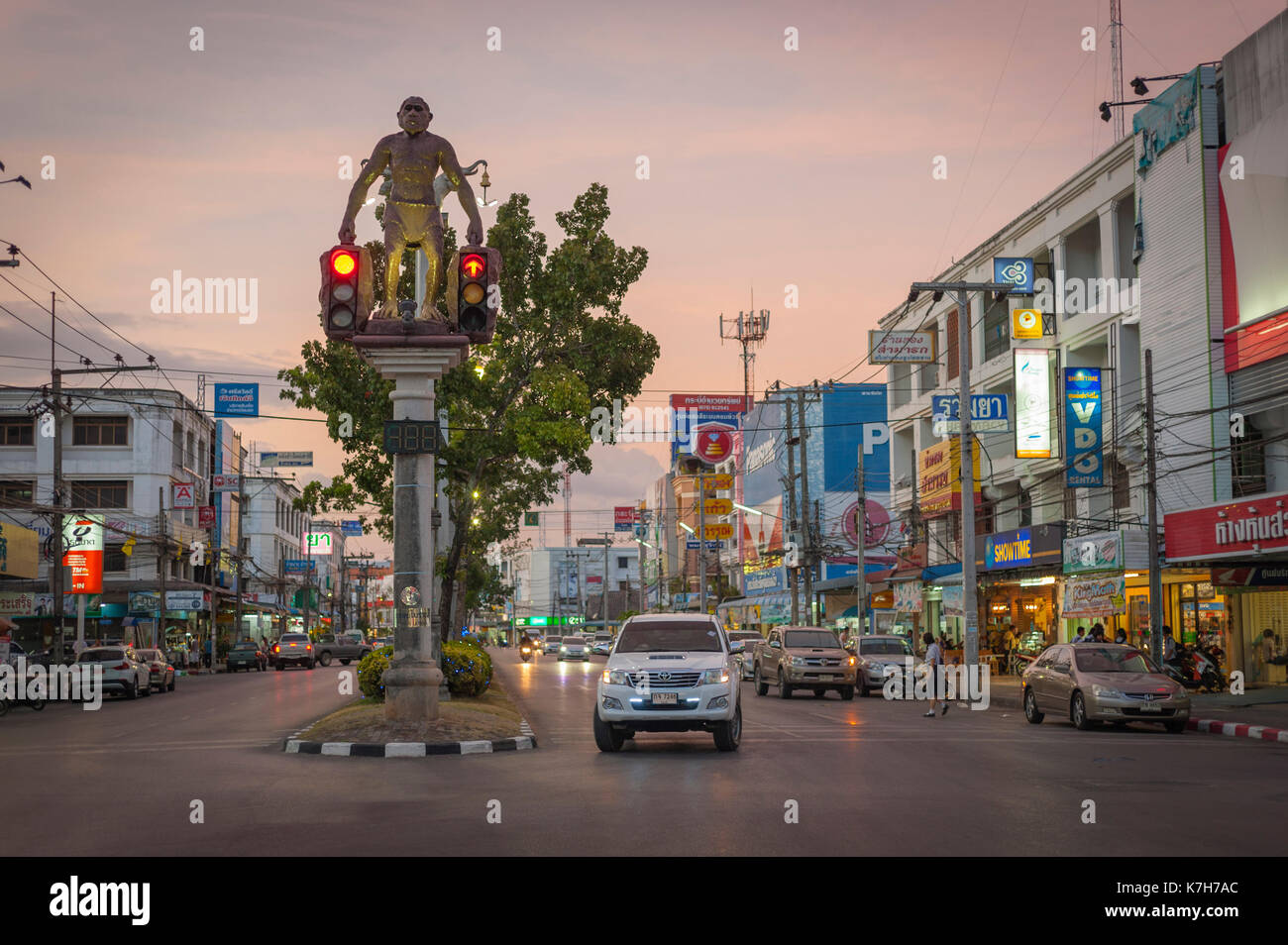 Statua di un uomo con semaforo a Krabi town center, Thailandia. Foto Stock
