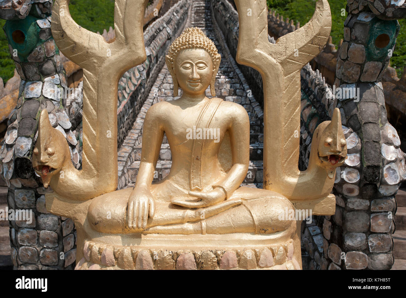 Statua del Buddha alla Grotta e al Tempio di Seashell di Ao Khan Kadai, Prachuap Khiri Khan, Thailandia, Asia sudorientale Foto Stock