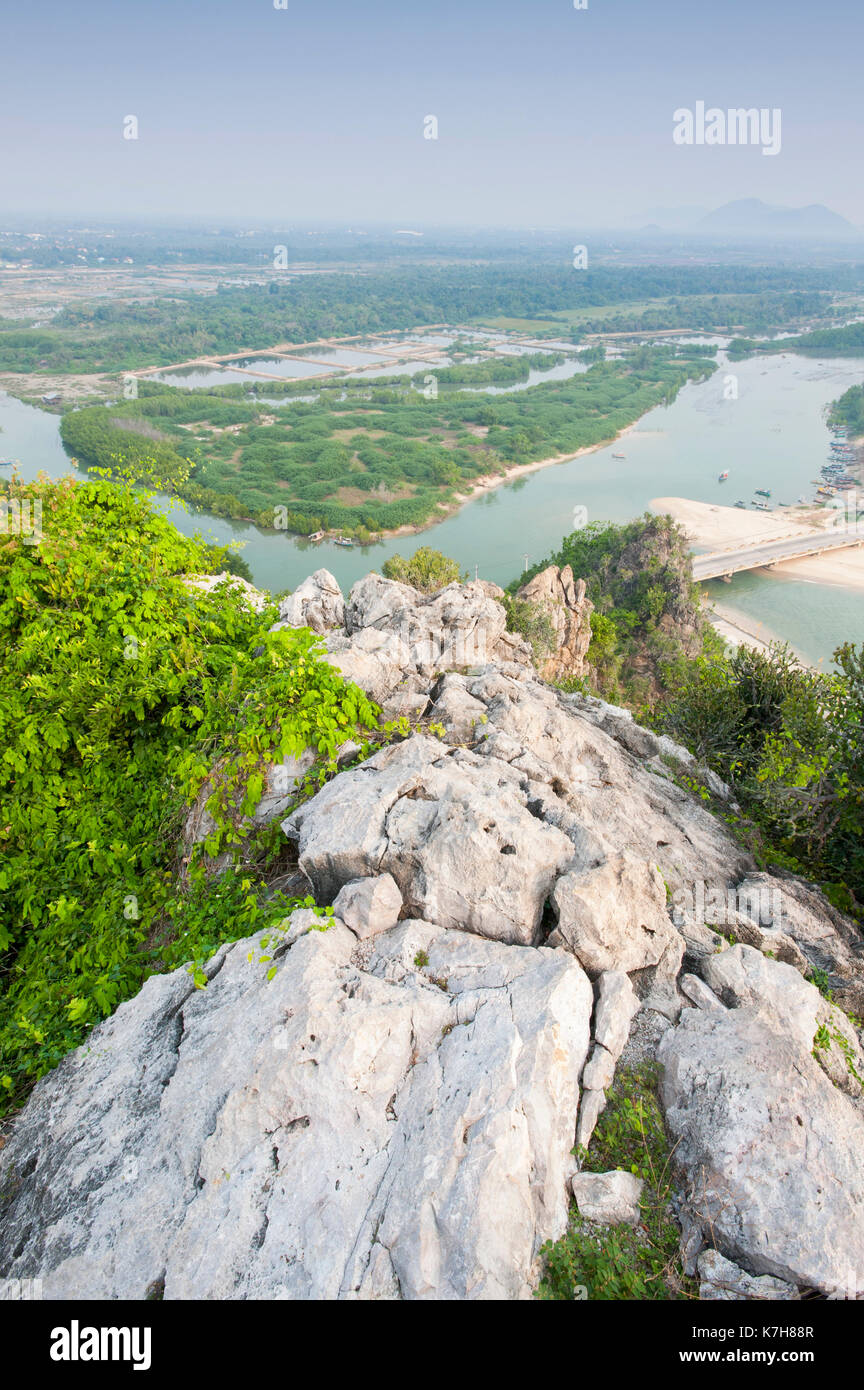 Affacciato sulla baia e la foce del fiume Bang Nang Rom da Wat Khao Chong  Kaeo, Prachuap Khiri Khan, Thailandia, Sud-Est asiatico Foto stock - Alamy