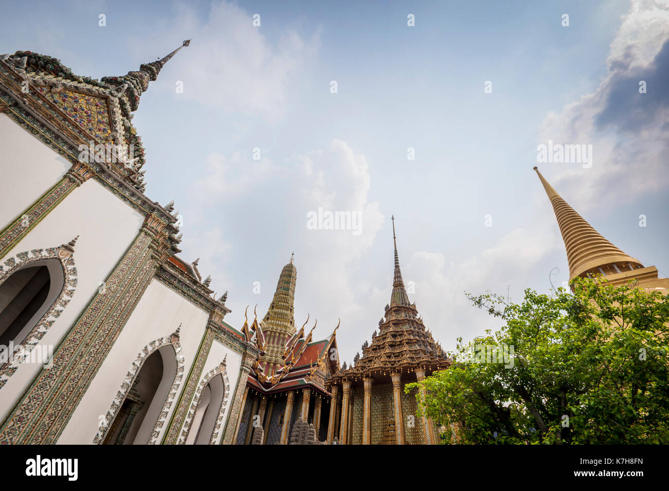 Phra Wiharn Yod, Prasat Phra Depbidorn, Phra Mondop e Phra Siratana Chedi al Tempio del Buddha di Smeraldo. Il Grand Palace, Thailandia Foto Stock