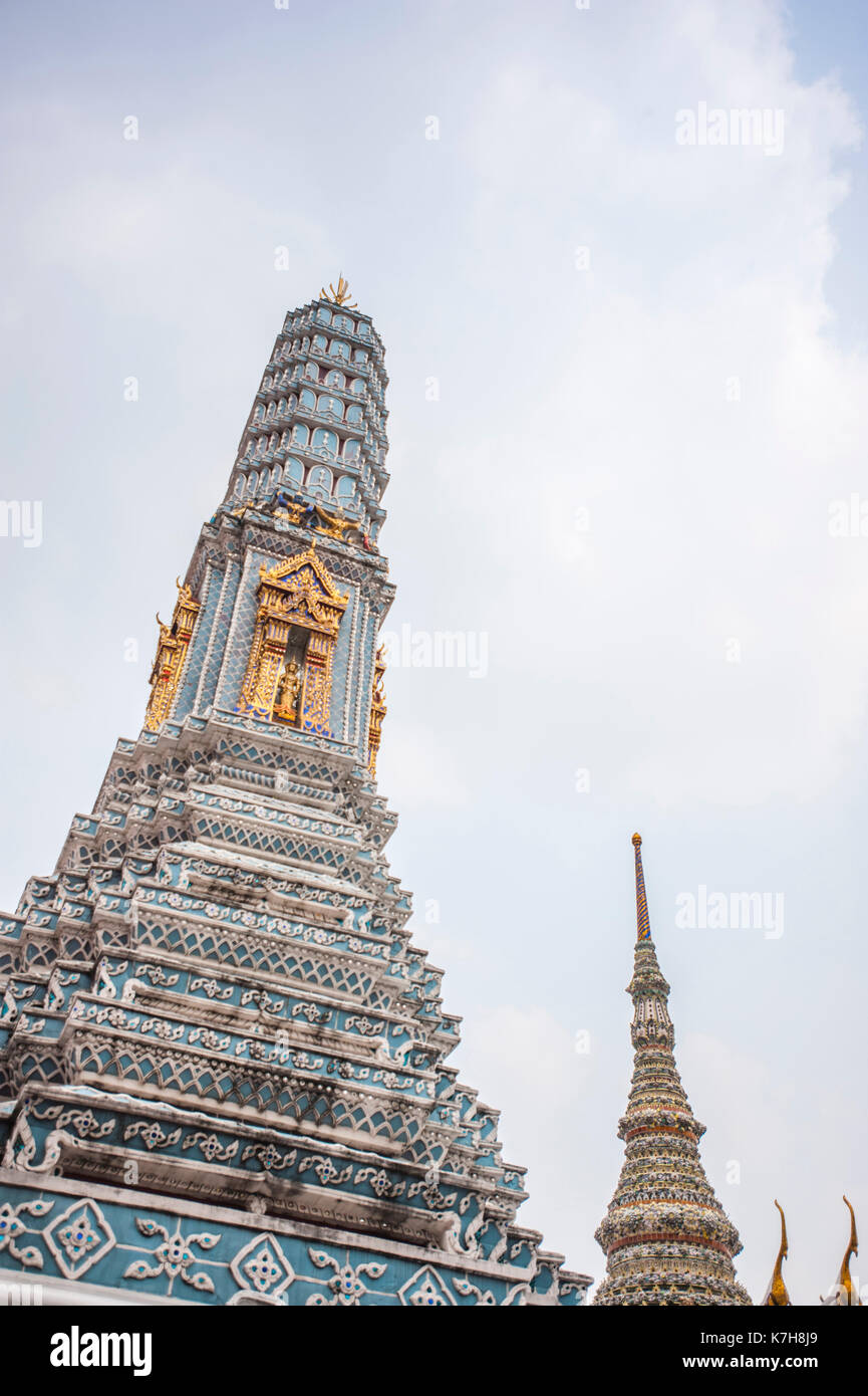 Una delle otto torri di Phra Asadha Maha Chedi a Wat Phra Kaew (Tempio del Buddha di Smeraldo), il Grand Palace, Phra Nakhon, Bangkok, Thailandia Foto Stock