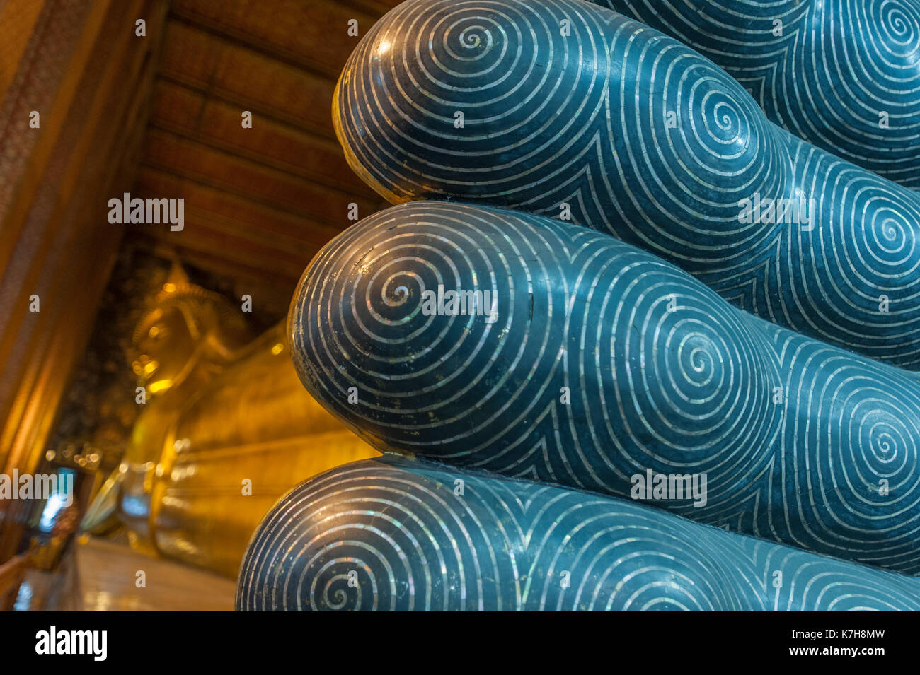 Modelli a spirale sulle punte del Buddha sdraiato nel tempio di Wat Phra Chetuphon (Wat Pho). Distretto di Phra Nakhon, Bangkok, Thailandia Foto Stock