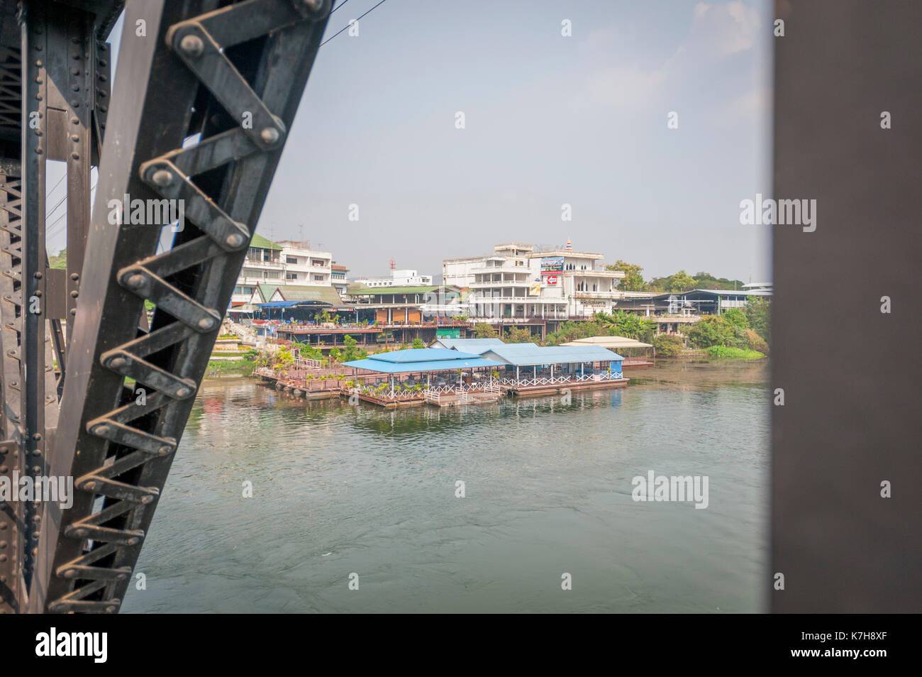 Ristorante galleggiante e Kanchanaburi città dal fiume Kwai Bridge. Kanchanaburi, Tailandia Foto Stock