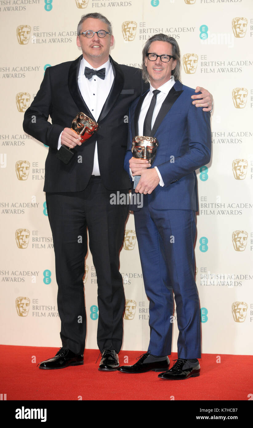 La foto Deve Essere Accreditata ©su Kate Green/Alpha Press 079965 14/02/2016 Adam McKay e Charles Randolph presso l'EE Bafta British Academy Film Awards Pressroom presso il Royal Opera House di Londra. Foto Stock