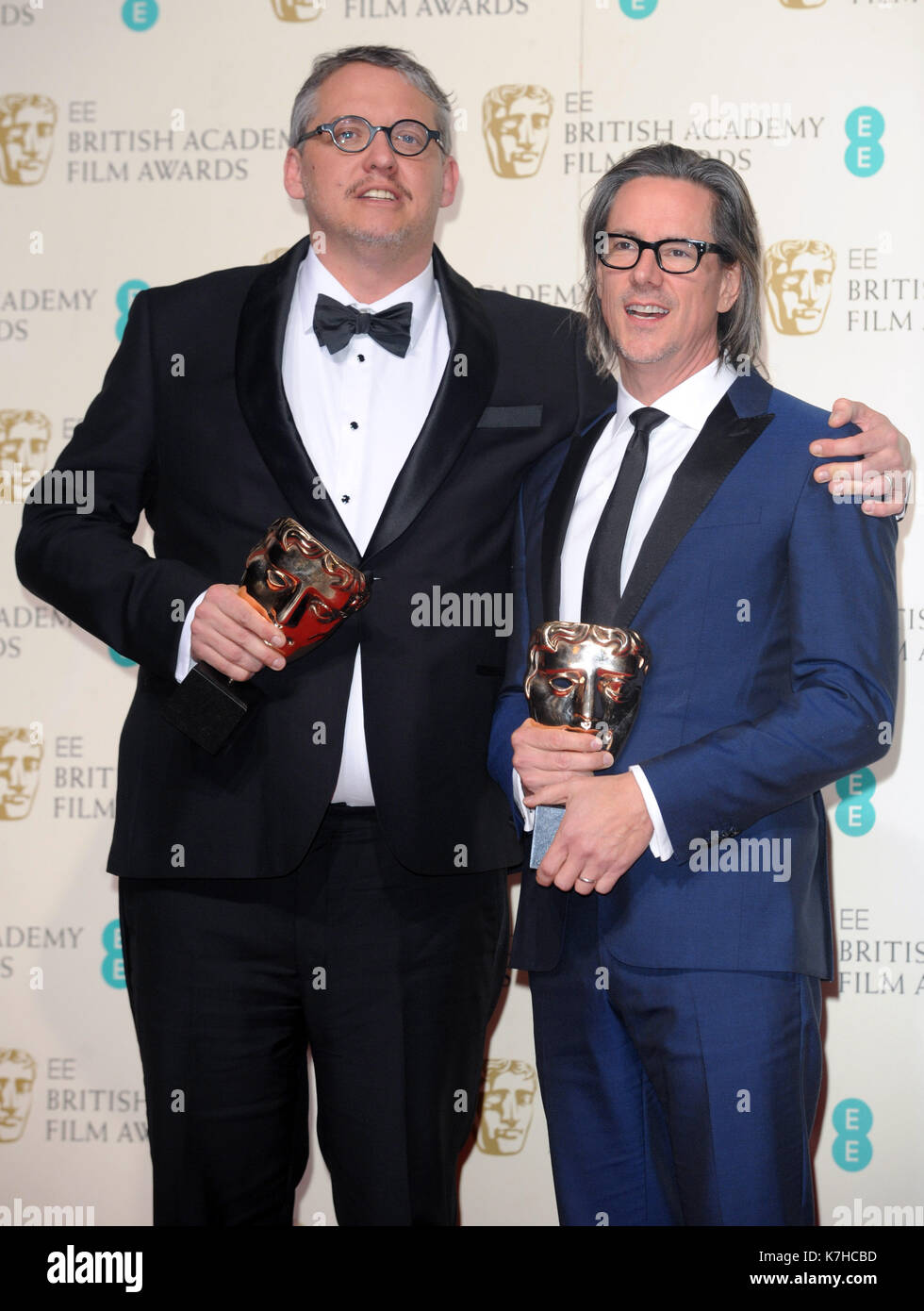 La foto Deve Essere Accreditata ©su Kate Green/Alpha Press 079965 14/02/2016 Adam McKay e Charles Randolph presso l'EE Bafta British Academy Film Awards Pressroom presso il Royal Opera House di Londra. Foto Stock