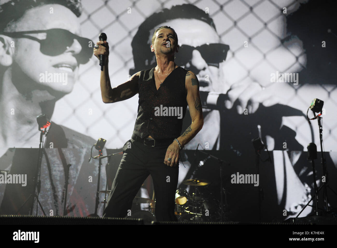 Miami, Florida, Stati Uniti. 15th settembre 2017. Dave Gahan della Depeche Mode si esibisce all'AmericanAirlines Arena il 15 settembre 2017 a Miami, Florida. Credito: Mpi04/Media Punch/Alamy Live News Foto Stock
