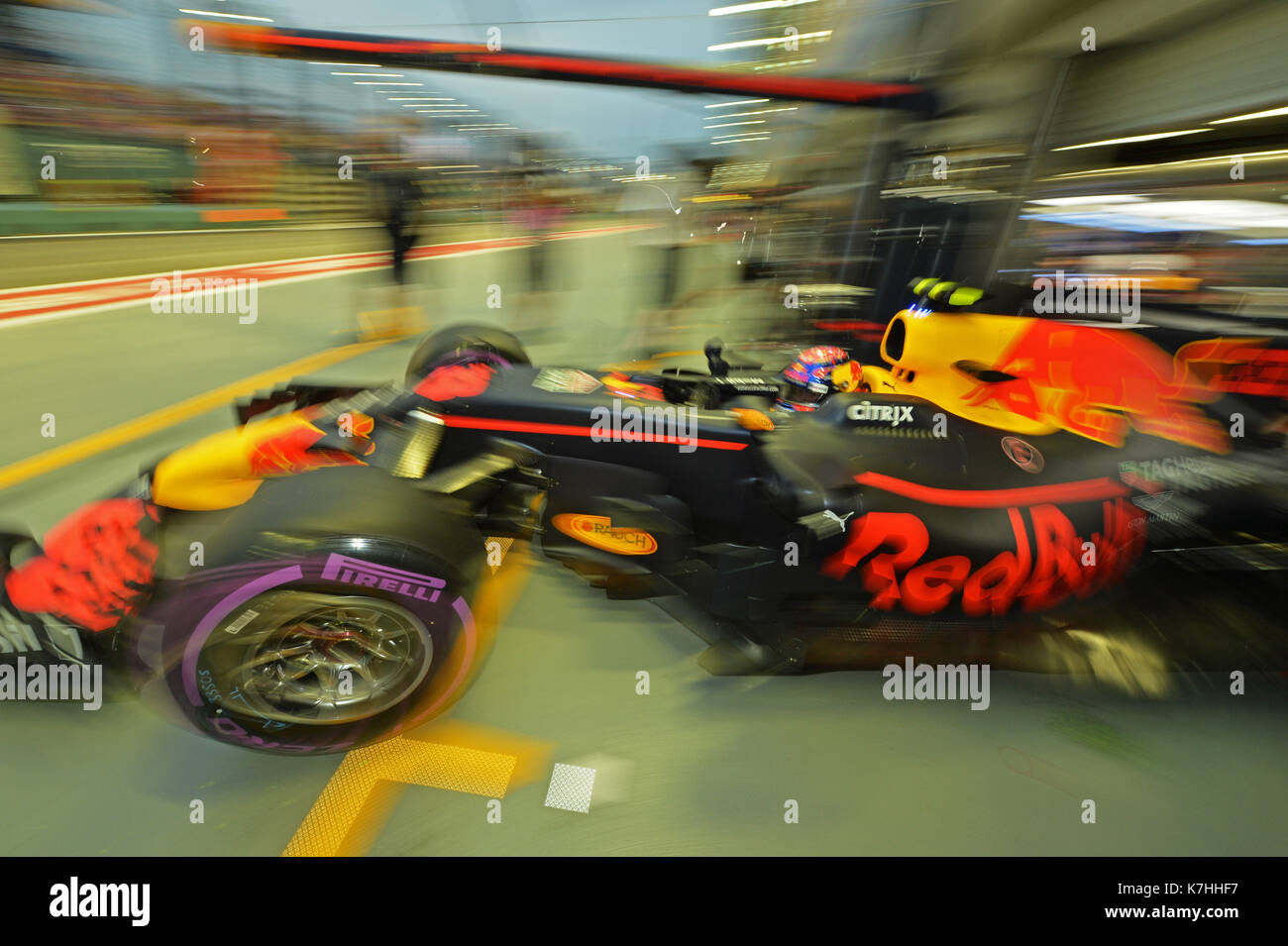 Singapore. Xvi Sep, 2017. La Red Bull Racing tag heuer il driver olandese max verstappen rigidi durante la terza sessione di prove libere della formula one grand prix di Singapore a Singapore il sept. 16, 2017. Max Verstappen postato il miglior tempo con 1:41.829 nel finale e finale pratica prima delle qualifiche più tardi sabato. Credito: quindi chih wey/xinhua/alamy live news Foto Stock