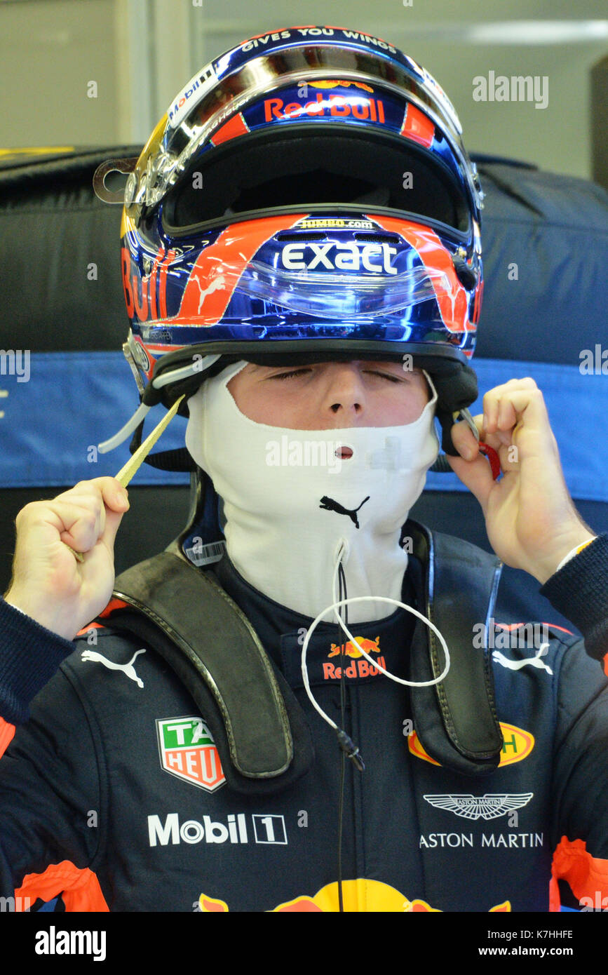 Singapore. Xvi Sep, 2017. La Red Bull Racing tag heuer il driver olandese max verstappen si prepara nel pit durante la terza sessione di prove libere della formula one grand prix di Singapore a Singapore il sept. 16, 2017. Max Verstappen postato il miglior tempo con 1:41.829 nel finale e finale pratica prima delle qualifiche più tardi sabato. Credito: quindi chih wey/xinhua/alamy live news Foto Stock