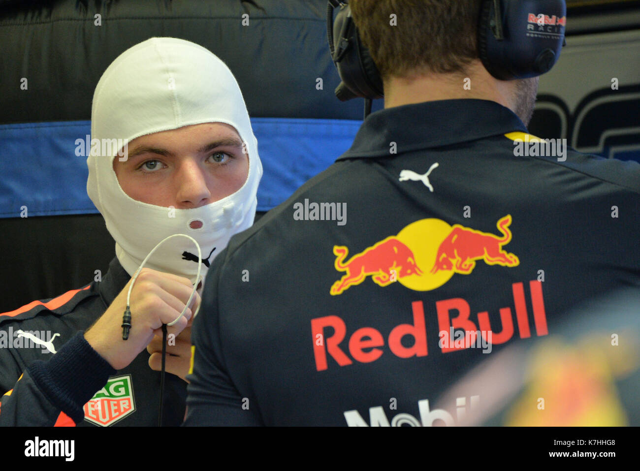 Singapore. Xvi Sep, 2017. La Red Bull Racing tag heuer il driver olandese max verstappen guarda su durante la terza sessione di prove libere della formula one grand prix di Singapore a Singapore il sept. 16, 2017. Max Verstappen postato il miglior tempo con 1:41.829 nel finale e finale pratica prima delle qualifiche più tardi sabato. Credito: quindi chih wey/xinhua/alamy live news Foto Stock